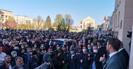 PROTESTI U BANJOJ LUCI! STANIVUKOVIĆ SE OBRATIO MNOGOBROJNIM GRAĐANIMA: "Tamo su lopovi, a ovdje su došli pošteni"