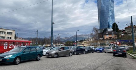 PROTESTI U SARAJEVU: Počelo okupljanje građana ispred Željezničke stanice