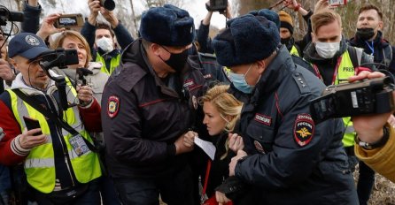 Hapšenje pristalica i ljekara Navaljnog ispred zatvora