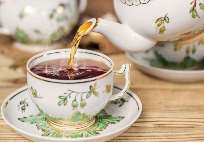 Naučnici tvrde da dodavanje jednog sastojka prije vode poboljšava okus čaja, a svima je dostupan!