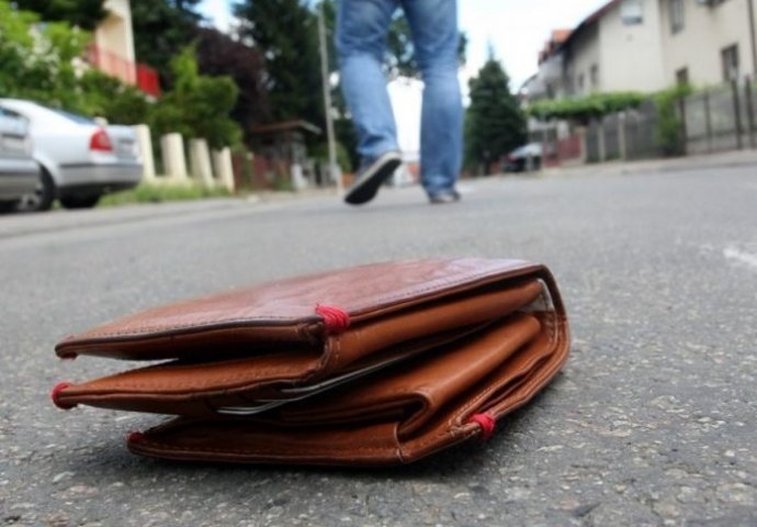 Marko je pronašao novčanik na ulici, a onda supruzi dao važan zadatak