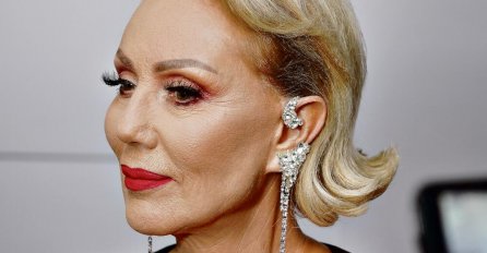 BORE, UŠI ČUDNE! BRENA ZAPREPASTILA FANOVE: Poručili joj nakon novih slika - "Unakazila si se operacijama"