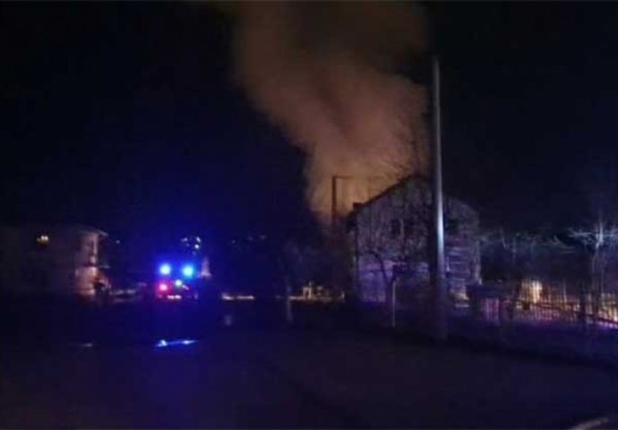 NA TERENU JE PET VATROGASNIH VOZILA: U sarajevskom naselju Bojnik izbio je požar