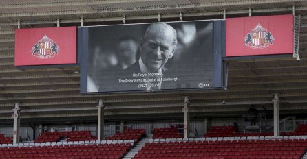 Uprkos upozorenjima ožalošćeni stanovnici neprestano dolaze ispred palače kako bi odali počast prinu Filipu!
