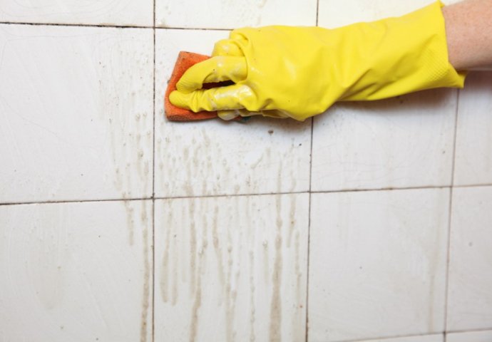 SKORJELA PRLJAVŠTINA NESTAJE ZA TREN: Očistite kupatilo pomoću JEDNOG domaćeg sredstva! Fuge NIKADA nisu izgledale čišće!