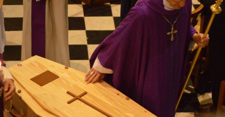 'Na djedovom sprovodu pet je puta glasno rekao se*s. Srušio je križ, a onda se molio koroni'