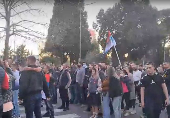 Situacija u Crnoj Gori se ne smiruje: Okupljeni građani TRAŽE OSTAVKU Krivokapića