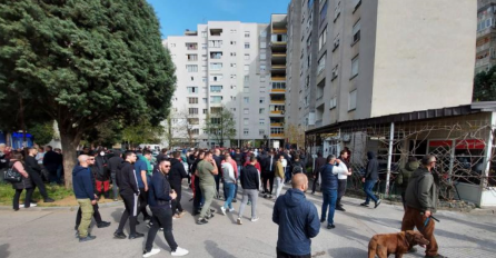 Protesti protiv policijske represije u Mostaru ,protestanti su uzvikivali "Mostarska policija, mito i korupcija"