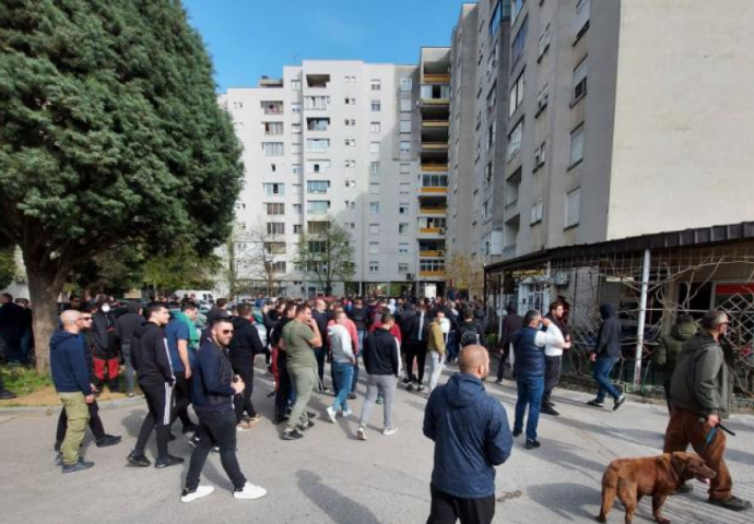 Protesti protiv policijske represije u Mostaru ,protestanti su uzvikivali "Mostarska policija, mito i korupcija"