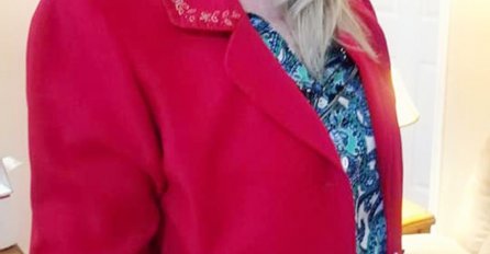 KUPILA JE OVAJ ROZI SAKO U SECOND HAND RADNJI: Kad ga je donijela kući, UGLEDALA JE PORUKU U DŽEPU - sad joj svi govore da ga ODMAH BACI ZBOG ONOGA ŠTO PIŠE