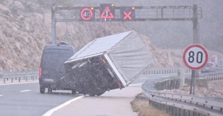 Vjetar prevrnuo prikolicu na autoputu u Hrvatskoj