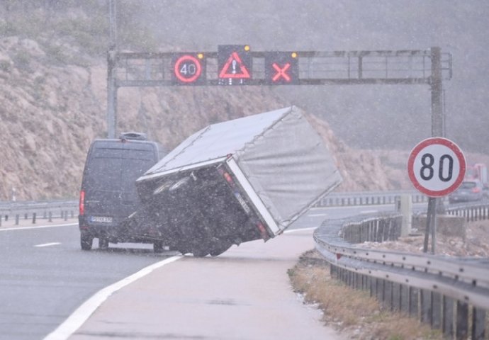 Vjetar prevrnuo prikolicu na autoputu u Hrvatskoj