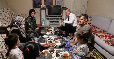 Erdogan sa suprugom Emine iftario kod obične turske porodice u Ankari