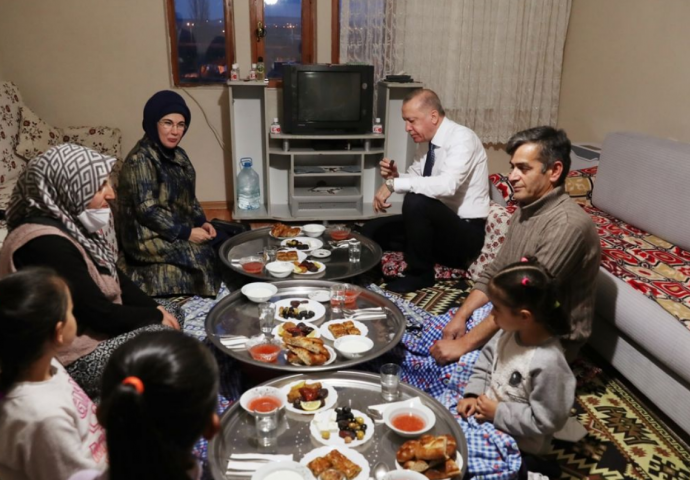 Erdogan sa suprugom Emine iftario kod obične turske porodice u Ankari