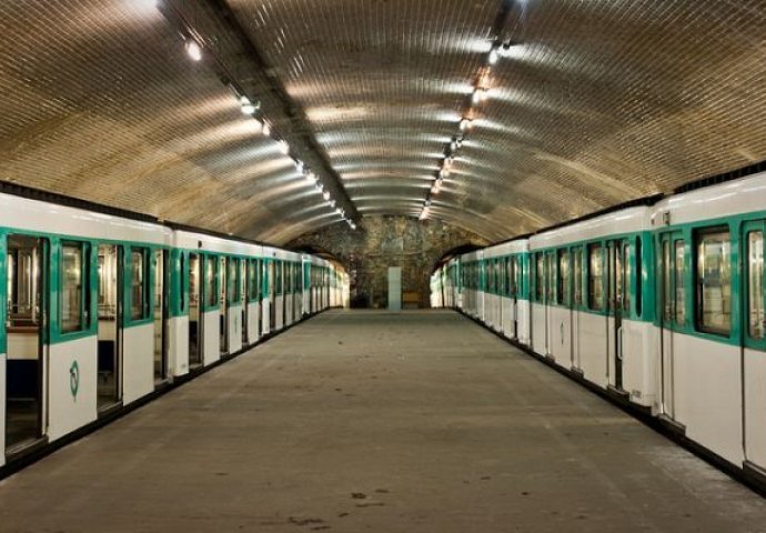 UŽAS U PARIZU: Muškarac se zapalio u podzemnoj željeznici!