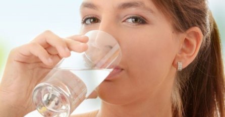 POGLEDAJTE KOLIKO VODE TREBATE PITI U ODNOSU NA VAŠU KILAŽU: Da smršate i budete zdravi (TABELA)