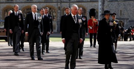 HARRY I WILLIAM ODVOJENO HODALI UZ DEDOV KOVČEG: Pogledajte kako su se ponašali, kamere ih snimile (VIDEO)