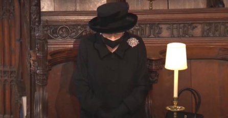 DAILY MAIL JAVLJA: Evo šta je kraljica jučer nosila u torbici tokom sahrane, DVIJE STVARI KAO PODSJETNIK NA VELIKU LJUBAV