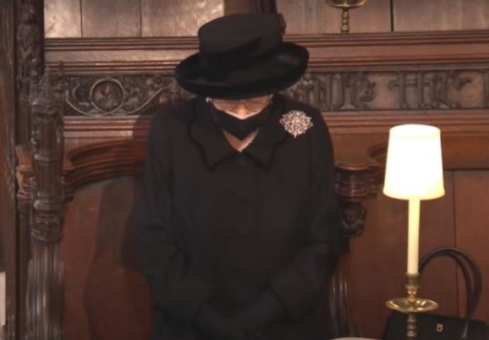 DAILY MAIL JAVLJA: Evo šta je kraljica jučer nosila u torbici tokom sahrane, DVIJE STVARI KAO PODSJETNIK NA VELIKU LJUBAV