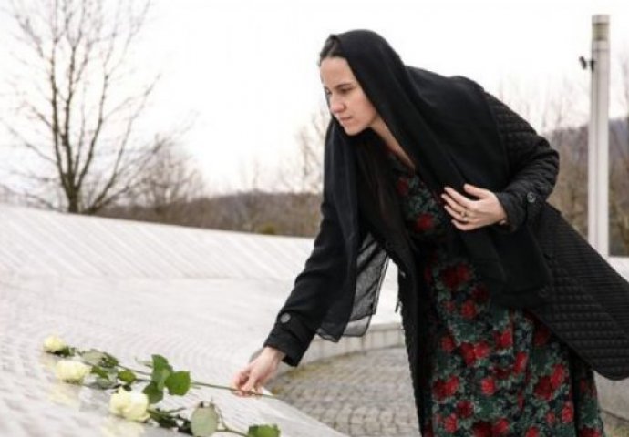 Gradonačelnica Sarajeva Benjamina Karić u Srebrenici: Odala  počast žrtvama genocida