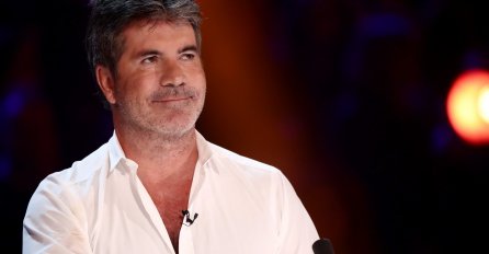 "On više ne može da se NASMIJE, tačno se vidi koliko je PRETJERAO SA BOTOKSOM": Na novim slikama voditelj više NE LIČI NA SEBE