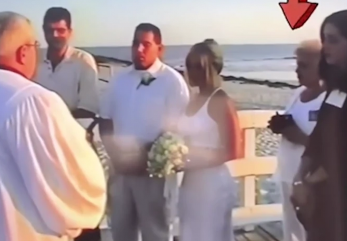 2 MILIONA ljudi je ŠOKIRANO ovim snimkom sa vjenčanja: Ono što je svekrva uradila nevjesti tokom ceremonije iznenadilo je i sveštenika (VIDEO)