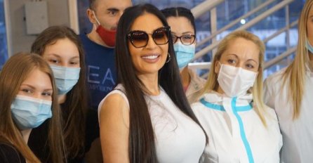 Procurila fotografija stara skoro 30 godina: Ceca Ražnatović kao tinejdžerka u zagrljaju sa sestrom Lidijom, EVO KAKO JE IZGLEDALA