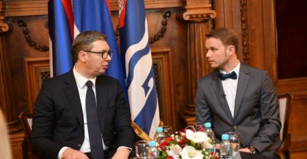 Otkud bubica na odijelu Stanivukovića?