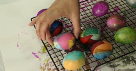 FARBANJE JAJA PAPIROM: Nevjerovatan trik i jako JEDNOSTAVNO, a rezultati su prelijepa šarena jaja! (FOTO)