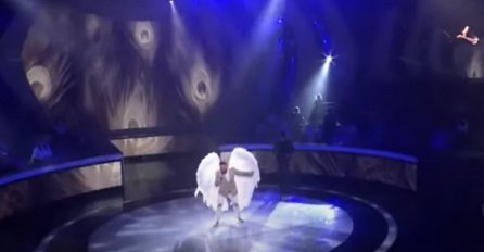 TAKMIČAR ZVEZDA GRANDA IZAŠAO BOS NA SCENU SA OGROMNIM KRILIMA NA LEĐIMA: Čekajte da vidite njegovu protivnicu, ŽIRI NE VJERUJE