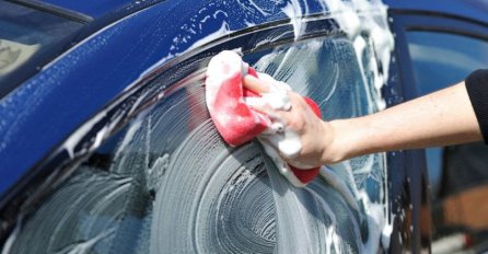 NAJLAKŠI TRIK ZA AUTOMOBIL KOJI BLISTA! Potrebne su vam 2 stvari iz kuhinje, garantovano skida fleke sa stakla i haube!