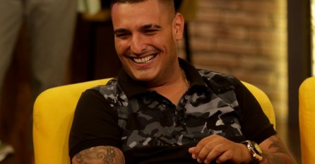 DARKO, VRATI SE U OSNOVNU ŠKOLU: Pljušte prozivke zbog pjevačeve PRAVOPISNE GREŠKE - "Živ mi biJO, kume!" (FOTO)