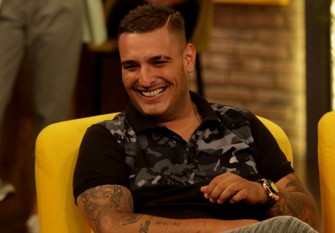 DARKO, VRATI SE U OSNOVNU ŠKOLU: Pljušte prozivke zbog pjevačeve PRAVOPISNE GREŠKE - "Živ mi biJO, kume!" (FOTO)