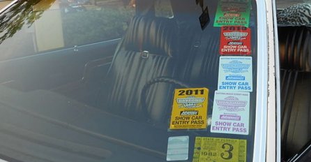 ZNATE LI KAKO SKINUTI NALJEPNICE SA STAKLA AUTOMOBILA? Otkrivamo trik pomoću kojeg ćete ih lako skinuti sve