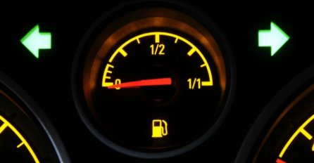 OVO NE ZNAJU NI NAJISKUSNIJI VOZAČI: Evo koliko kilometara možete da pređete NAKON što se upali lampica za benzin, IZNENAĐENI?