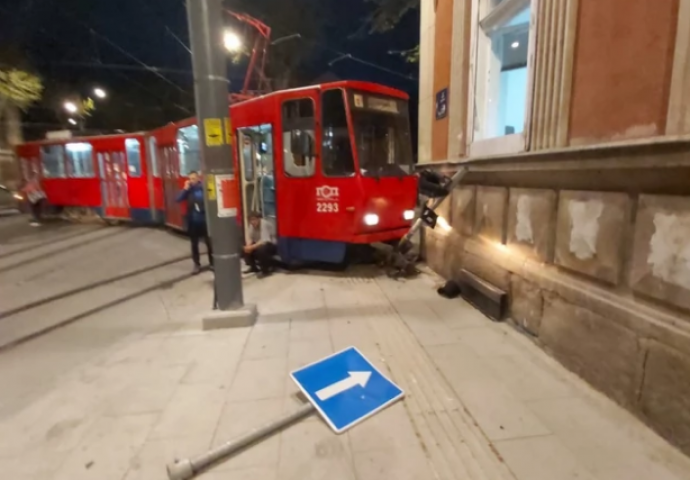 Beograd: Tramvaj izletio iz šina i udario u zgradu