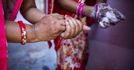 India prešla cifru od 18 miliona zaraza, pogrebnici rade prekovremeno!