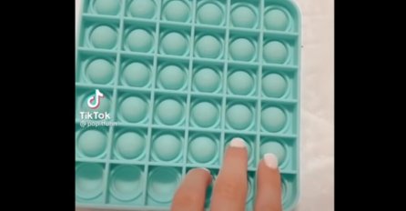 LJUDI ŠIROM SVIJETA LUDE ZA OVIM KOMADOM PLASTIKE! Konačno je objašnjeno čemu zapravo služi POP IT! (VIDEO)