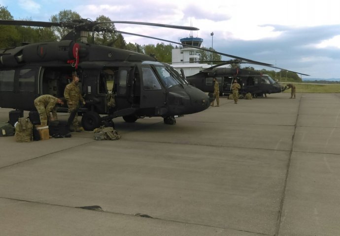 "Crni jastrebovi" sletjeli na tlo Bosne i Hercegovine: U narednim danima očekuje se dolazak još helikoptera
