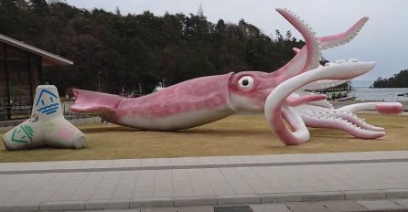 Primorski grad u Japanu sredstva za covid hitnu pomoć iskoristio za gradnju ogromnog kipa lignje 