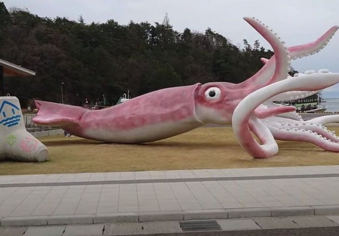 Primorski grad u Japanu sredstva za covid hitnu pomoć iskoristio za gradnju ogromnog kipa lignje 