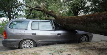 NEVRIJEME U HRVATSKOJ: Oštećena vozila i limeni krovovi