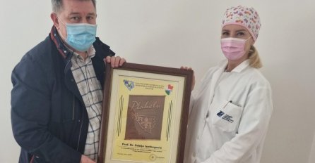 KCUS - Savez RVI SBK uručio plaketu prof.dr. Sebiji Izetbegović