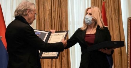 Peteru Handkeu, negatoru genocida, uručen orden RS: Ovo je veliki trenutak za mene