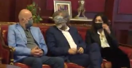 Kusturica na sastanku s Handkeom stavio masku PREKO OČIJU