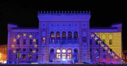 Vijećnica u bojama zastava EU i BiH, Benjamina Karić čestitala 9. maj