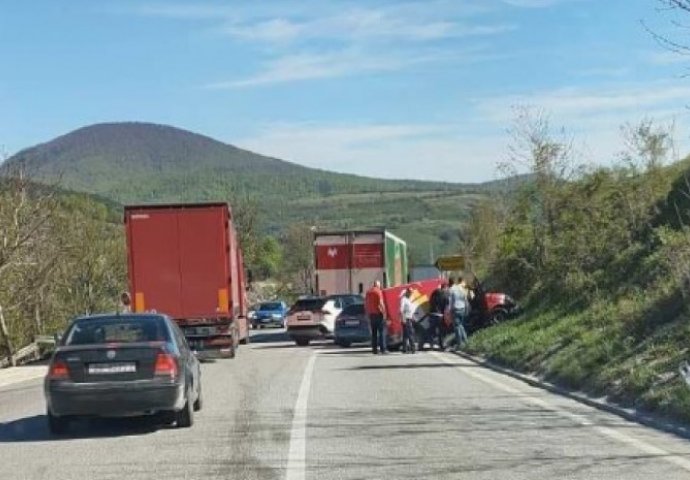 Na putu Ivan sedlo – Sarajevo vozilo sletjelo s kolovoza: Povrijeđena jedna osoba
