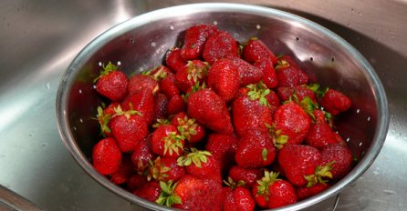 OBAVEZNO URADITE OVO PRIJE NEGO VAM DJECA POJEDU: Na ovaj način SKINITE SVE BAKTERIJE I PESTICIDE SA JAGODA, MALINA I DRUGOG SITNOG VOĆA! Ovo je jedini siguran način!