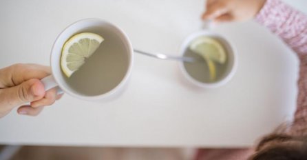 Svako jutro počinje šoljicom MLAKE VODE, a kada čuješ kako to UTIČE na KOŽU i LINIJU i ti ćeš