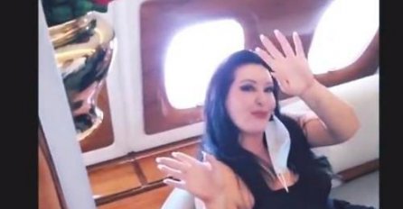 DRAGANA MIRKOVIĆ OBUKLA KUPAĆI KOSTIM I UŽIVA U BAZENU U DUBAIJU: Sve pršti od luksuza, TEK DA VIDITE HOTEL